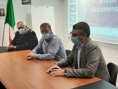 L'assessore regionale alla Sicurezza e alle Autonomie locali Pierpaolo Roberti alla caserma della Polizia locale di Trieste. Alla sua sinistra, rispettivamente, il vicesindaco e assessore comunale alla Sicurezza Paolo Polidori e il comandante Walter Milocchi